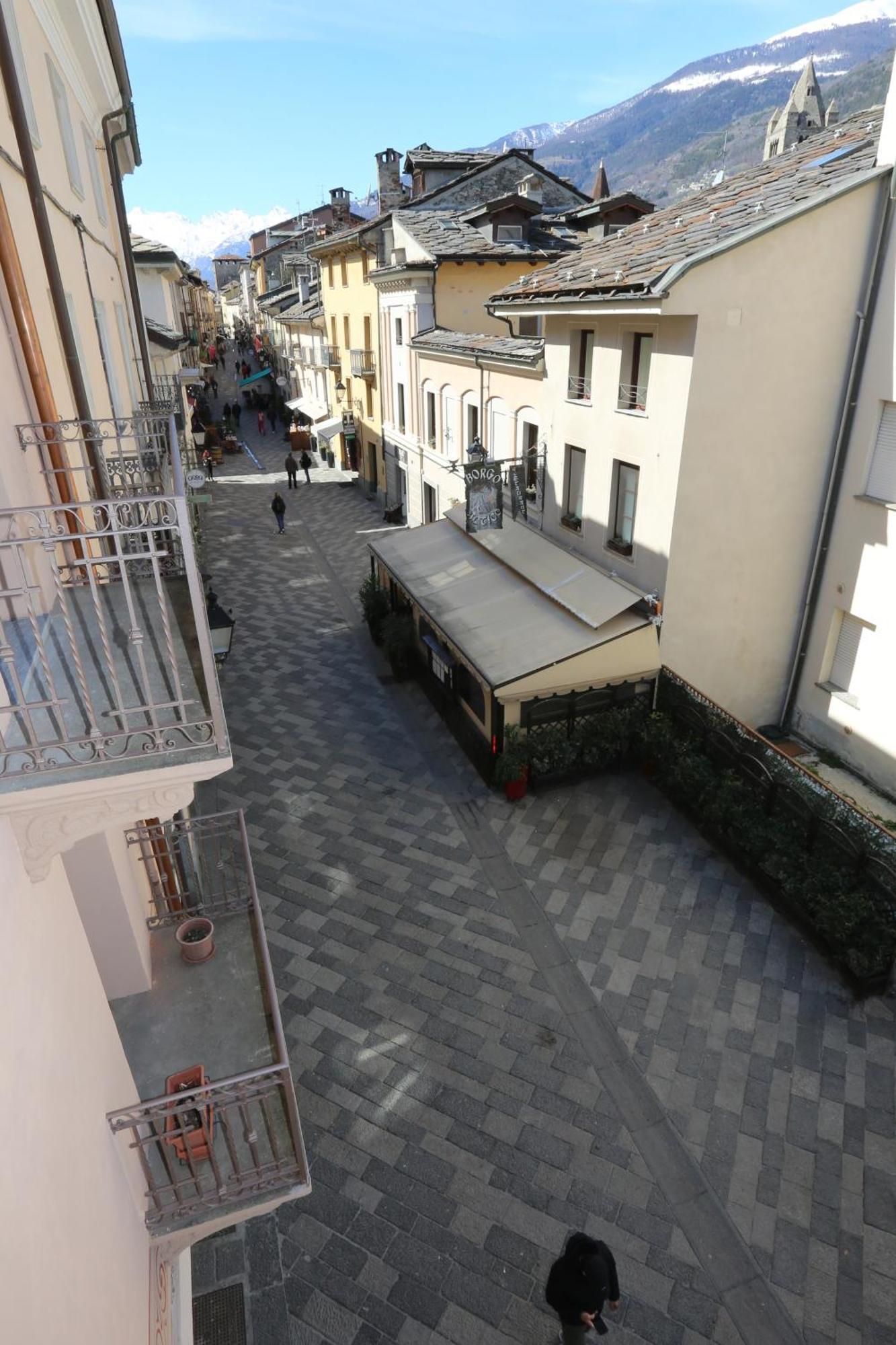L'Abri En Ville - Parcheggio Privato A 100 Mt Ed Accesso Con Auto Nell'Area Pedonale Aosta Eksteriør bilde